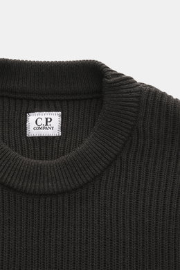 C.P. Company Rundhalspullover anthrazit, Nahaufnahme von oben, mittelfeines Strickbild, weicher Griff, Patent-Strickmuster, Rundhalsausschnitt.