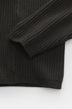 C.P. Company Rundhalspullover anthrazit, Nahaufnahme von Arm und Bund, Strick aus Schurwolle und Microfaser, weicher Griff, mittelfeines Strickbild, Patent-Strickmuster, Slim Fit, Rundhalsausschnitt, Oberarmtasche mit Zipper, Linsen-Detail, flexible Rippb