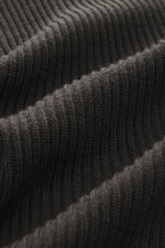 C.P. Company Rundhalspullover anthrazit, Nahaufnahme mittelfeines, weiches Patent-Strickmuster aus Schurwolle und Microfaser.