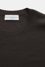 Close-up image from above of the neckline of the Kiefermann Merino Crewneck Sweater 'Marleys' dark brown, showing the pure Merino wool fine-knit fabric and label. Luxurious Basic Piece: The crewneck sweater from KIEFERMANN impresses with its timeless fine