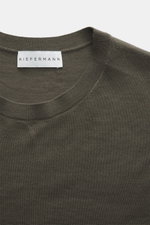 Nahaufnahme des Kiefermann Merino Rundhalspullover 'Marleys' khaki von oben, feines Strickbild, Slim Fit, Rundhalsausschnitt, weich, Merinowolle.