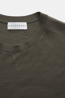 Nahaufnahme des Kiefermann Merino Rundhalspullover 'Marleys' khaki von oben, feines Strickbild, Slim Fit, Rundhalsausschnitt, weich, Merinowolle.