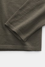 Kiefermann Merino Rundhalspullover 'Marleys' khaki, Detailaufnahme von Ärmel und Saum, Slim Fit, feines Strickbild, reine Merinowolle, weicher Griff.