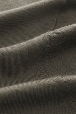 Nahaufnahme des Kiefermann Merino Rundhalspullover 'Marleys' khaki aus reiner Merinowolle mit feinem Strickbild, weichem Griff, Slim Fit, Rundhalsausschnitt, fotografiert in Detailperspektive.