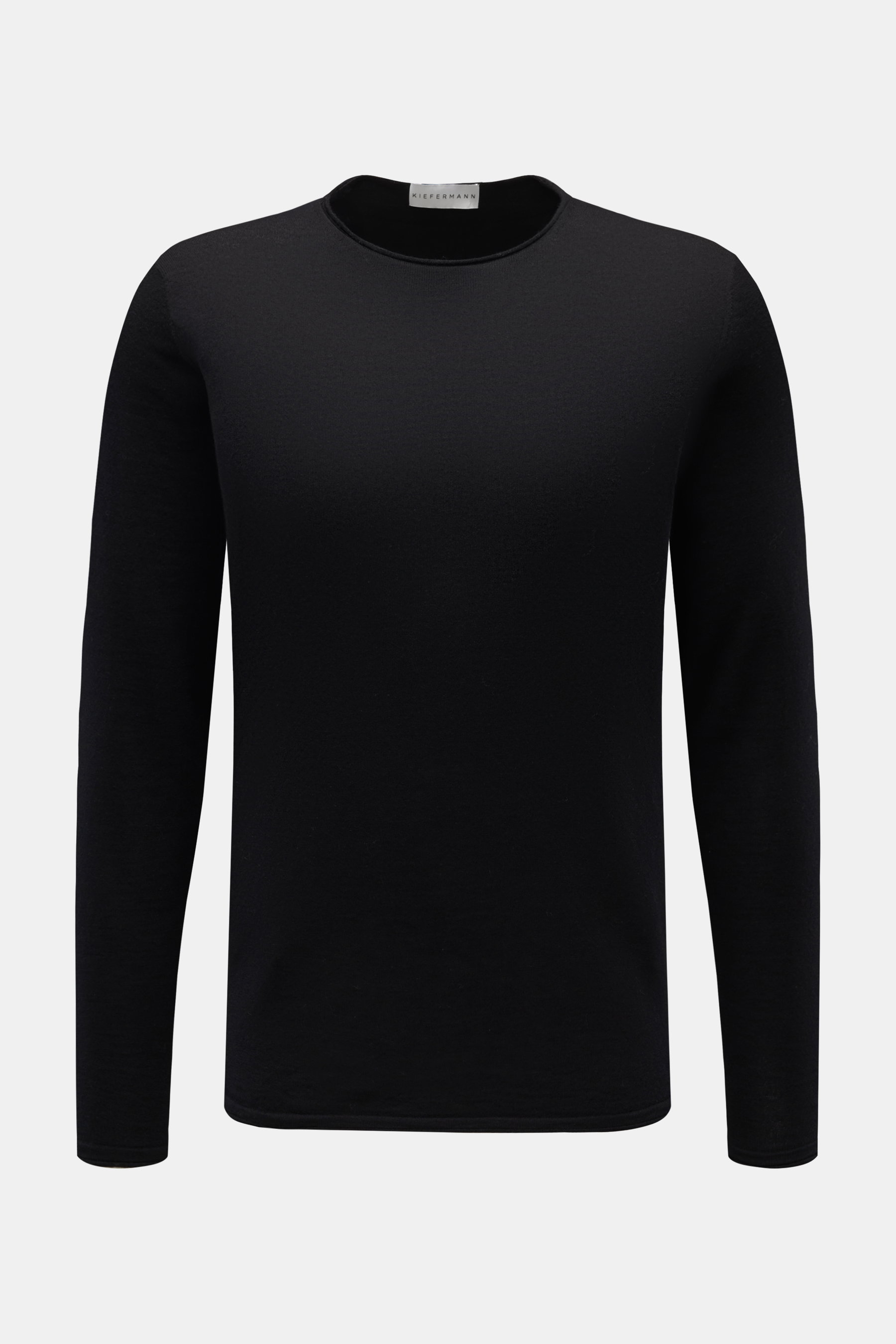Kiefermann Merino Feinstrick-Pullover 'Benjaminn' schwarz, frontal fotografiert, reine Merinowolle, superweicher Griff, sehr feines Strickbild, Slim Fit, Rundhalsausschnitt, offene rollierte Kanten.
