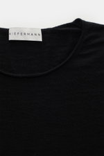 Kiefermann Merino Feinstrick-Pullover 'Benjaminn' schwarz, Detailfoto von oben, reine Merinowolle, superweicher Griff, sehr feines Strickbild, Slim Fit, Rundhalsausschnitt, offene rollierte Kanten.