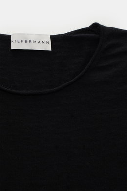 Kiefermann Merino Feinstrick-Pullover 'Benjaminn' schwarz, Detailfoto von oben, reine Merinowolle, superweicher Griff, sehr feines Strickbild, Slim Fit, Rundhalsausschnitt, offene rollierte Kanten.