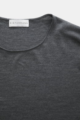 Close-up top-down view of the Kiefermann Merino fine knit sweater 'Benjaminn' dark grey melange showing round neckline, slim fit, pure merino wool, super soft feel, very fine knit pattern, and open, rolled edge finishes.