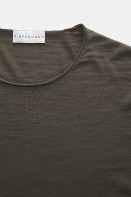 Close-up top-down view of the Kiefermann Merino fine knit sweater 'Benjaminn' khaki, showing pure merino wool, super soft feel, very fine knit pattern, slim fit, round neckline, and open, rolled edge finishes.