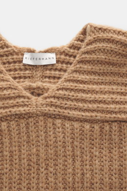 Kiefermann Rundhalspullover 'Siomann' hellbraun, Detailaufnahme von oben, grobes Strickbild, Mix aus Wolle und Microfaser, weicher Griff, Oversized Fit, Rundhalsausschnitt, Raglanärmel, komfortable Rippbündchen.