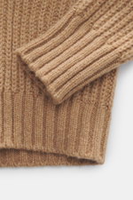 Nahaufnahme des Kiefermann Rundhalspullover 'Siomann' hellbraun von oben, grobes Strickbild, Mix aus Wolle und Microfaser, weicher Griff, Oversized Fit, Rundhalsausschnitt, Raglanärmel, komfortable Rippbündchen.
