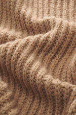 Nahaufnahme des grob gestrickten Kiefermann Rundhalspullover 'Siomann' hellbraun mit weichem Griff, Mix aus Wolle und Microfaser, fotografiert in Detail-Perspektive.