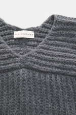 Nahaufnahme des Kiefermann Rundhalspullover 'Siomann' dunkelgrau Kragens von oben, grobes Strickbild, Mix aus Wolle und Microfaser, weicher Griff, Oversized Fit, Rundhalsausschnitt, Raglanärmel, komfortable Rippbündchen.