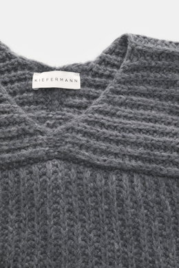 Nahaufnahme des Kiefermann Rundhalspullover 'Siomann' dunkelgrau Kragens von oben, grobes Strickbild, Mix aus Wolle und Microfaser, weicher Griff, Oversized Fit, Rundhalsausschnitt, Raglanärmel, komfortable Rippbündchen.