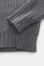 Nahaufnahme des Kiefermann Rundhalspullover 'Siomann' dunkelgrau von oben, grobes Strickbild, Mix aus Wolle und Microfaser, weicher Griff, Oversized Fit, Rundhalsausschnitt, Raglanärmel, komfortable Rippbündchen.
