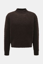Kiefermann Rundhalspullover 'Yakub' dunkelbraun, frontal fotografiert, grobes Strickbild, Oversized Fit, Rundhalsausschnitt, Rippbündchen, weich aus Microfaser, Alpaka, Wolle.