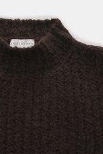 Nahaufnahme des Kiefermann Rundhalspullover 'Yakub' dunkelbraun von oben, grobes Strickbild, Mix aus Microfaser, Alpaka und Wolle, weicher Griff, Oversized Fit, Rundhalsausschnitt, komfortable Rippbündchen.