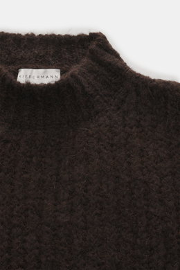 Nahaufnahme des Kiefermann Rundhalspullover 'Yakub' dunkelbraun von oben, grobes Strickbild, Mix aus Microfaser, Alpaka und Wolle, weicher Griff, Oversized Fit, Rundhalsausschnitt, komfortable Rippbündchen.