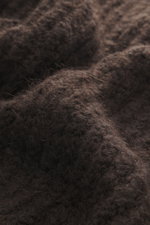 Nahaufnahme des grob gestrickten, dunkelbraunen Kiefermann Rundhalspullover 'Yakub' mit weichem Griff, Rippbündchen, Oversized Fit, Rundhalsausschnitt, Mix aus Microfaser, Alpaka und Wolle, fotografiert aus Frontperspektive.