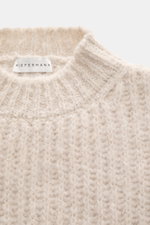 Kiefermann Rundhalspullover 'Yakub' creme, Nahaufnahme von oben, grobes Strickbild, weicher Griff, Mix aus Microfaser, Alpaka, Wolle, Rundhalsausschnitt, Oversized Fit, Rippbündchen.
