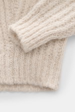Nahaufnahme des Kiefermann Rundhalspullover 'Yakub' creme von oben, grobes Strickbild, weicher Griff, Mix aus Microfaser, Alpaka, Wolle, Rundhalsausschnitt, Oversized Fit, komfortable Rippbündchen.