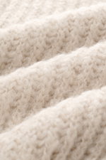 Nahaufnahme aus seitlicher Perspektive des Kiefermann Rundhalspullover 'Yakub' creme mit grobem Strickbild, weichem Griff, Mix aus Microfaser, Alpaka und Wolle, Oversized Fit, Rundhalsausschnitt und komfortablen Rippbündchen.