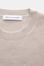 Nahaufnahme aus der Vogelperspektive des Iris von Arnim Cashmere-Seide Rundhalspullover 'Amiro' sand mit feinem Strickbild, Rundhalsausschnitt, komfortablen Rippbündchen, Regular Fit und sehr weichem Griff aus Cashmere und Seide.