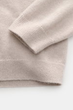 Nahaufnahme des Iris von Arnim Cashmere-Seide Rundhalspullover 'Amiro' sand, Perspektive auf Ärmel und Saum, Mix aus Cashmere und Seide, sehr weicher Griff, feines Strickbild, Regular Fit, Rundhalsausschnitt, komfortable Rippbündchen.
