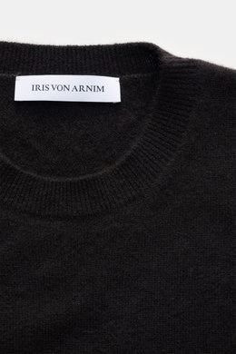 Nahaufnahme des Iris von Arnim Cashmere-Seide Rundhalspullover 'Amiro' dunkelbraun, von oben fotografiert, mit Rundhalsausschnitt, Regular Fit, weichem Griff, feinem Strickbild und komfortablen Rippbündchen.
