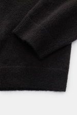 Nahaufnahme des dunkelbraunen Iris von Arnim Cashmere-Seide Rundhalspullover 'Amiro' Ärmels von oben mit feinem Strickbild, Regular Fit, Rundhalsausschnitt, sehr weichem Griff und komfortablen Rippbündchen, Mix aus Cashmere und Seide.