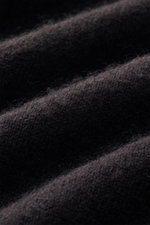 Nahaufnahme des feinen Strickbilds des Iris von Arnim Cashmere-Seide Rundhalspullovers 'Amiro' dunkelbraun, Mix aus Cashmere und Seide, sehr weicher Griff.
