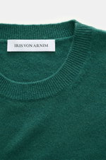 Nahaufnahme des grünen Iris von Arnim Cashmere-Seide Rundhalspullovers 'Amiro' von oben, Mix aus Cashmere und Seide, sehr weicher Griff, feines Strickbild, Regular Fit, Rundhalsausschnitt, komfortable Rippbündchen.