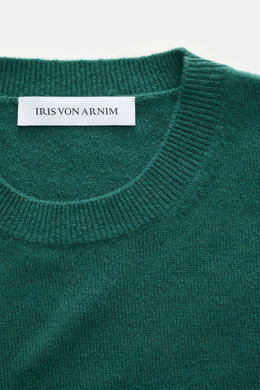 Nahaufnahme des grünen Iris von Arnim Cashmere-Seide Rundhalspullovers 'Amiro' von oben, Mix aus Cashmere und Seide, sehr weicher Griff, feines Strickbild, Regular Fit, Rundhalsausschnitt, komfortable Rippbündchen.