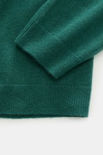 Nahaufnahme des grünen Iris von Arnim Cashmere-Seide Rundhalspullover 'Amiro' Ärmels im Regular Fit mit feinem Strickbild, Rundhalsausschnitt, sehr weichem Griff, komfortablen Rippbündchen, Mix aus Cashmere und Seide, fotografiert von oben.