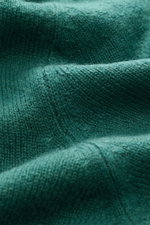 Nahaufnahme des feinen Strickbilds des Iris von Arnim Cashmere-Seide Rundhalspullover 'Amiro' grün, Mix aus Cashmere und Seide, sehr weicher Griff, Regular Fit, Rundhalsausschnitt, komfortable Rippbündchen, fotografiert aus seitlich oben.