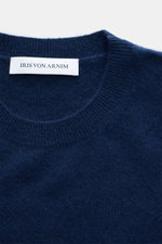 Iris von Arnim Cashmere-Seide Rundhalspullover 'Amiro' dunkelblau, Detailaufnahme von oben, Mix aus Cashmere und Seide, sehr weich, Regular Fit, Rundhals, Rippbündchen, feines Strickbild.