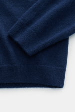Nahaufnahme des Ärmels von Iris von Arnim Cashmere-Seide Rundhalspullover 'Amiro' dunkelblau, Mix aus Cashmere und Seide, sehr weicher Griff, feines Strickbild, Regular Fit, Rundhalsausschnitt, komfortable Rippbündchen.