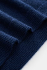 Nahaufnahme aus schräger Perspektive des Iris von Arnim Cashmere-Seide Rundhalspullover 'Amiro' dunkelblau mit feinem Strickbild, sehr weichem Griff, Regular Fit, Rundhalsausschnitt und komfortablen Rippbündchen, Mix aus Cashmere und Seide.