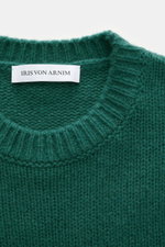 Close-up top-down view of the Iris von Arnim Cashmere-silk crew neck sweater 'Felton' green, showing mix of cashmere and silk, very soft feel, voluminous knit pattern, slim fit, crew neckline, and comfortable ribbed cuffs.