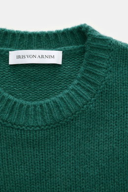 Close-up top-down view of the Iris von Arnim Cashmere-silk crew neck sweater 'Felton' green, showing mix of cashmere and silk, very soft feel, voluminous knit pattern, slim fit, crew neckline, and comfortable ribbed cuffs.