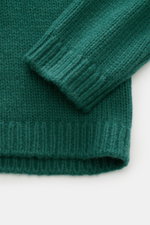 Close-up image from above of the Iris von Arnim Cashmere-silk crew neck sweater 'Felton' green, showing slim fit, voluminous knit pattern, very soft feel, mix of cashmere and silk, comfortable ribbed cuffs, and crew neckline.