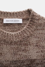 Iris von Arnim Crewneck Sweater 'Felton' taupe/dark brown melange shown in close-up from above, showcasing coarse knit, crew neckline, and label. Exclusive knitwear from Hamburg: The crewneck sweater 'Felton' by IRIS VON ARNIM combines luxurious silk-cash