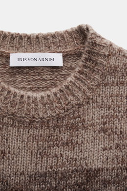 Iris von Arnim Crewneck Sweater 'Felton' taupe/dark brown melange shown in close-up from above, showcasing coarse knit, crew neckline, and label. Exclusive knitwear from Hamburg: The crewneck sweater 'Felton' by IRIS VON ARNIM combines luxurious silk-cash