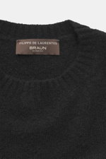 Nahaufnahme des Etiketts im Nacken des Filippo de Laurentiis Rundhalspullover schwarz, Regular Fit, Rundhalsausschnitt, weicher Griff, feines Strickbild, Mix aus Cashmere, Seide, Microfaser, komfortable Rippbündchen.