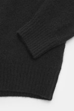 Nahaufnahme des Filippo de Laurentiis Rundhalspullover schwarz, seitlich fotografiert, mit feinem Strickbild, Rippbündchen, Regular Fit, weichem Griff, Mix aus Cashmere, Seide und Microfaser.