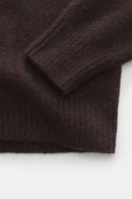Filippo de Laurentiis Rundhalspullover dunkelbraun, Detailaufnahme von Ärmel und Saum, Mix aus Cashmere, Seide, Microfaser, Regular Fit, Rundhals, weicher Griff, feines Strickbild, Rippbündchen.