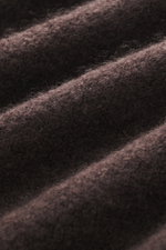 Filippo de Laurentiis Rundhalspullover dunkelbraun, Nahaufnahme aus schräger Perspektive, Mix aus Cashmere, Seide, Microfaser, sehr weicher Griff, feines Strickbild, Regular Fit, Rundhalsausschnitt, Rippbündchen.