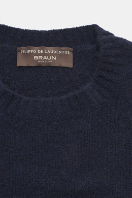 Nahaufnahme des dunkelblauen Filippo de Laurentiis Rundhalspullover von oben, Mix aus Cashmere, Seide, Microfaser, Regular Fit, weicher Griff, feines Strickbild, Rippbündchen.