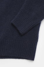 Filippo de Laurentiis Rundhalspullover dunkelblau in Nahaufnahme von Ärmel und Saum, Mix aus Cashmere, Seide, Microfaser, weicher Griff, feines Strickbild, Regular Fit, Rundhalsausschnitt, Rippbündchen.