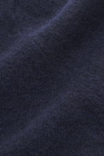 Filippo de Laurentiis Rundhalspullover dunkelblau, Detailaufnahme Stoffstruktur, Mix aus Cashmere, Seide, Microfaser, weicher Griff, feines Strickbild, Rippbündchen.